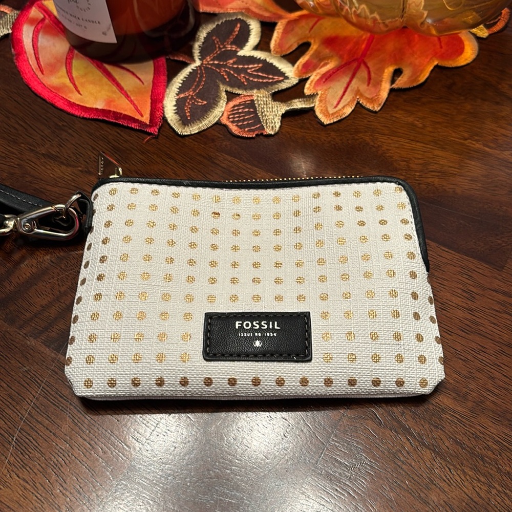 FOSSIL SMALL CLUTCH WRISTLET WITH ZIPPER CLOSURE